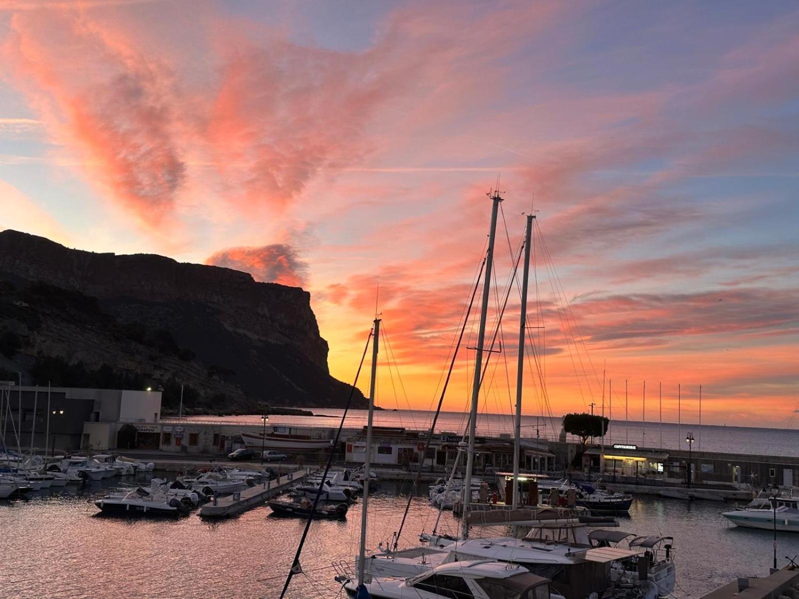 Cassis, le Grand Bleu, triplex vue mer, port plage 10mn à pieds Exterior foto